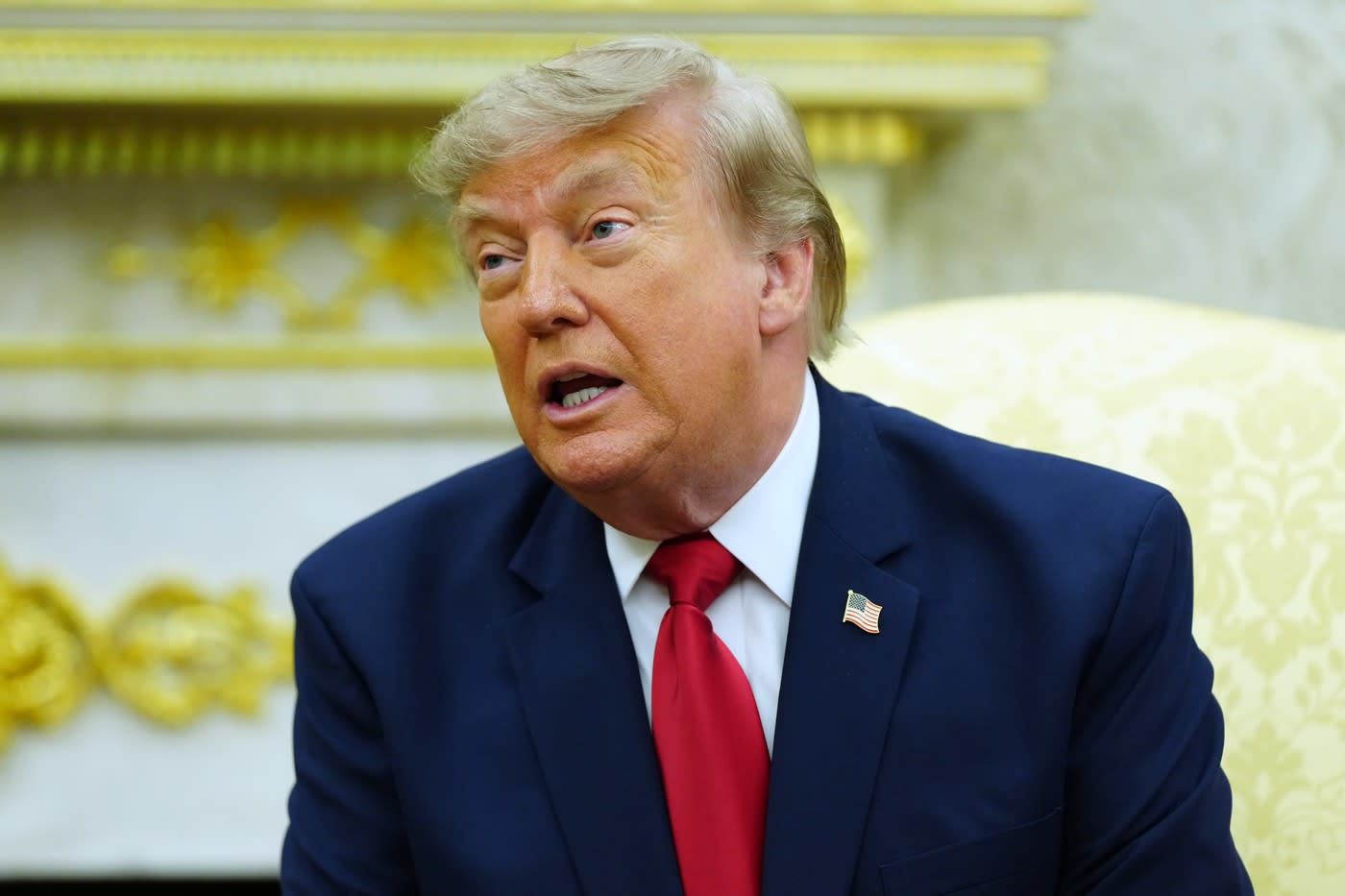 Donald Trump în discurs, simboluri americane și steaguri internaționale