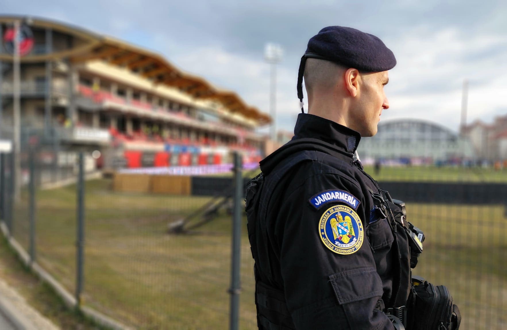 Jandarmi mureșeni menținând ordinea la meciul de fotbal