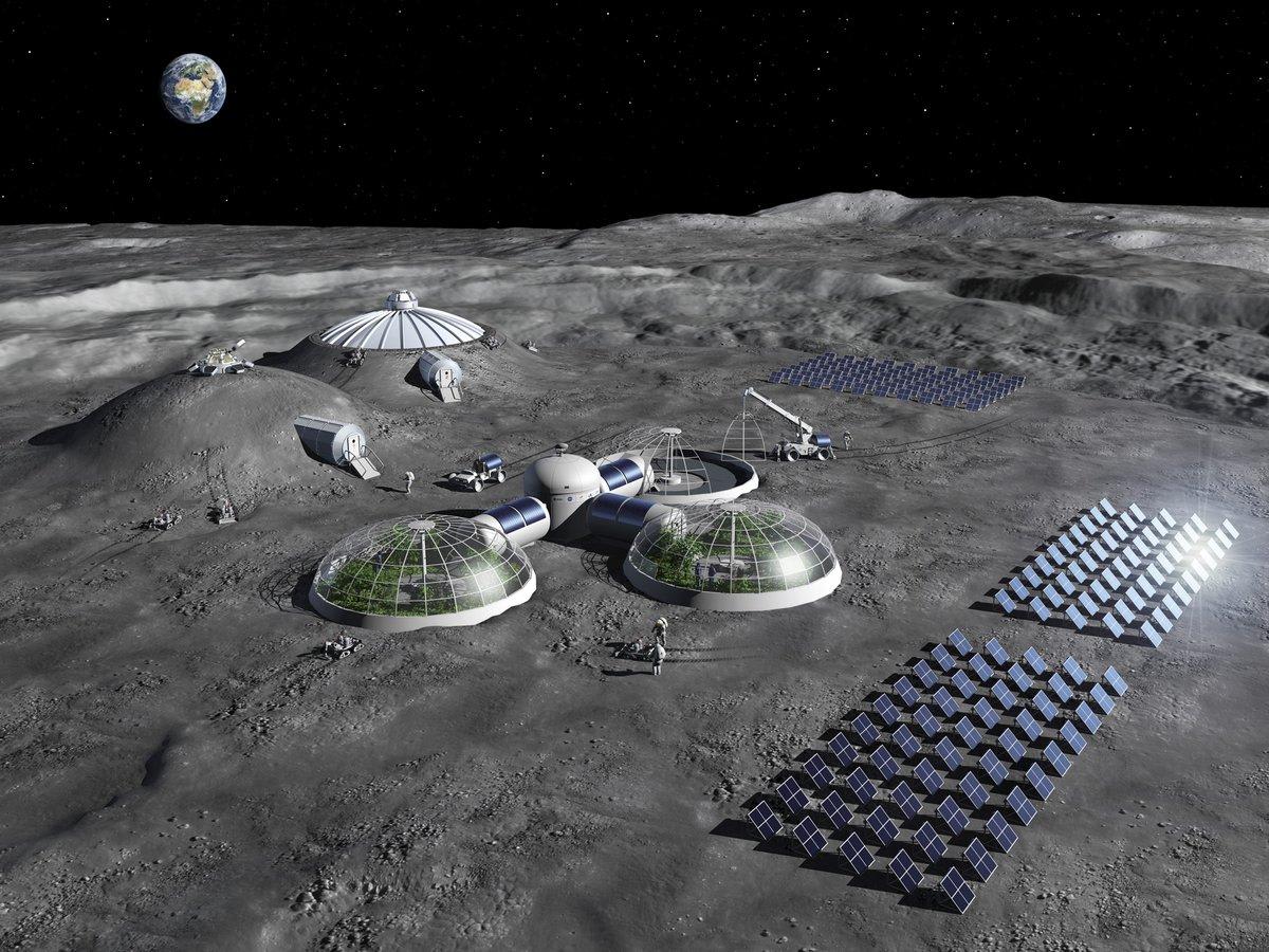 Astronauti în spațiu lângă modulul lunar în construcție
