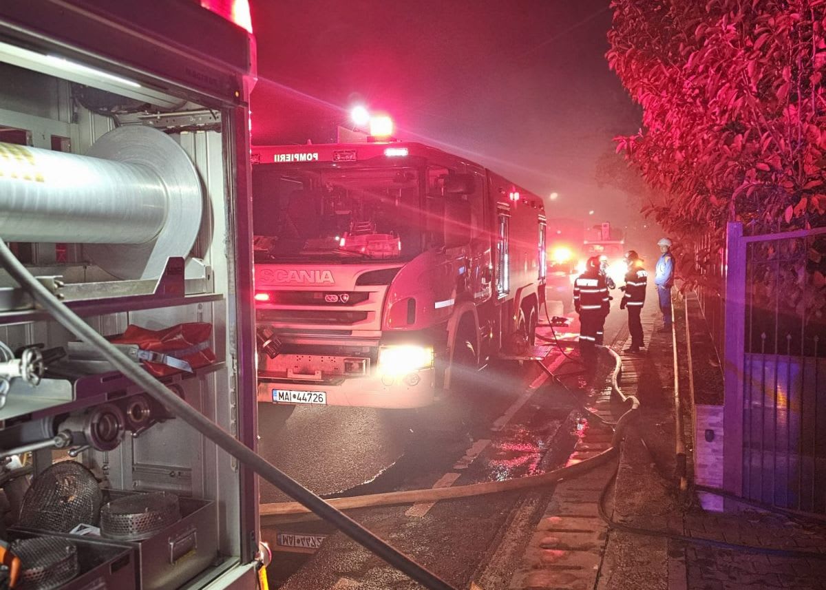 Pompieri în acțiune la un incendiu la o casă din Giroc