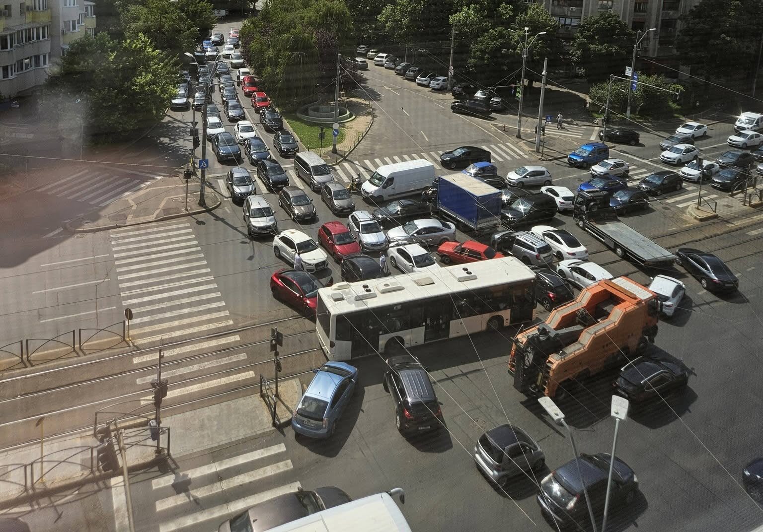 Mașini în trafic aglomerat la intersecția Mihai Bravu cu Vatra Luminoasă, București