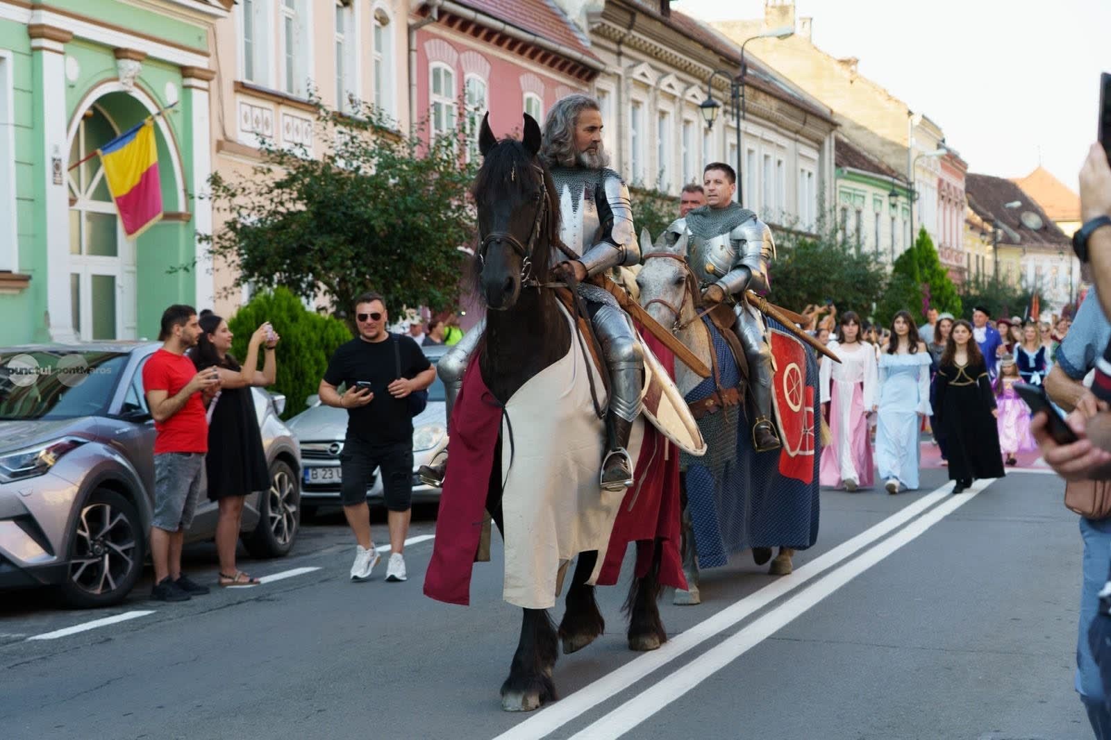 Parada medievală în Sighişoara, participanți în costume tradiționale