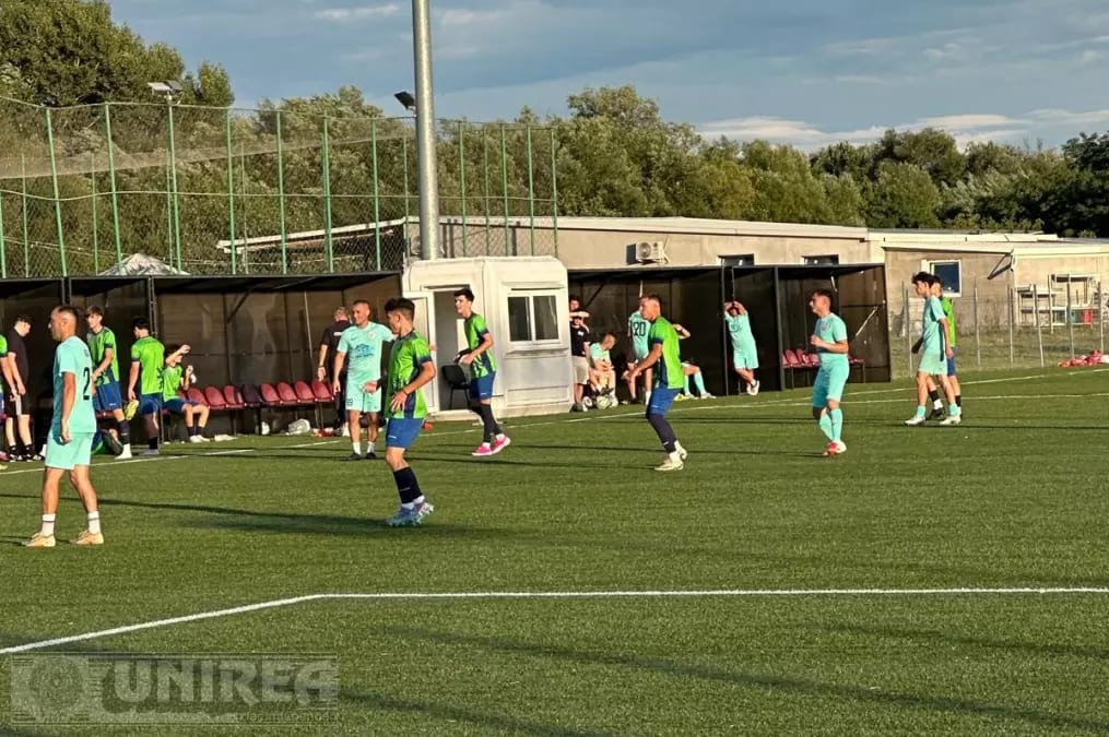 Jucători de fotbal în acțiune pe stadionul Pielarul din Sebeș