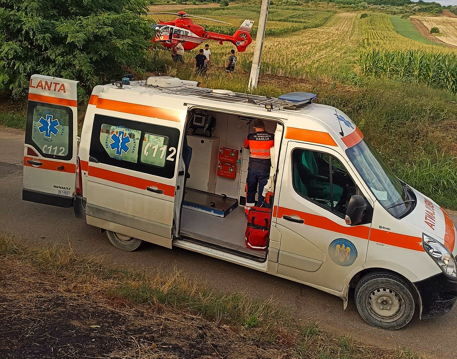 Elicopter SMURD deasupra unui drum rural din Vaslui