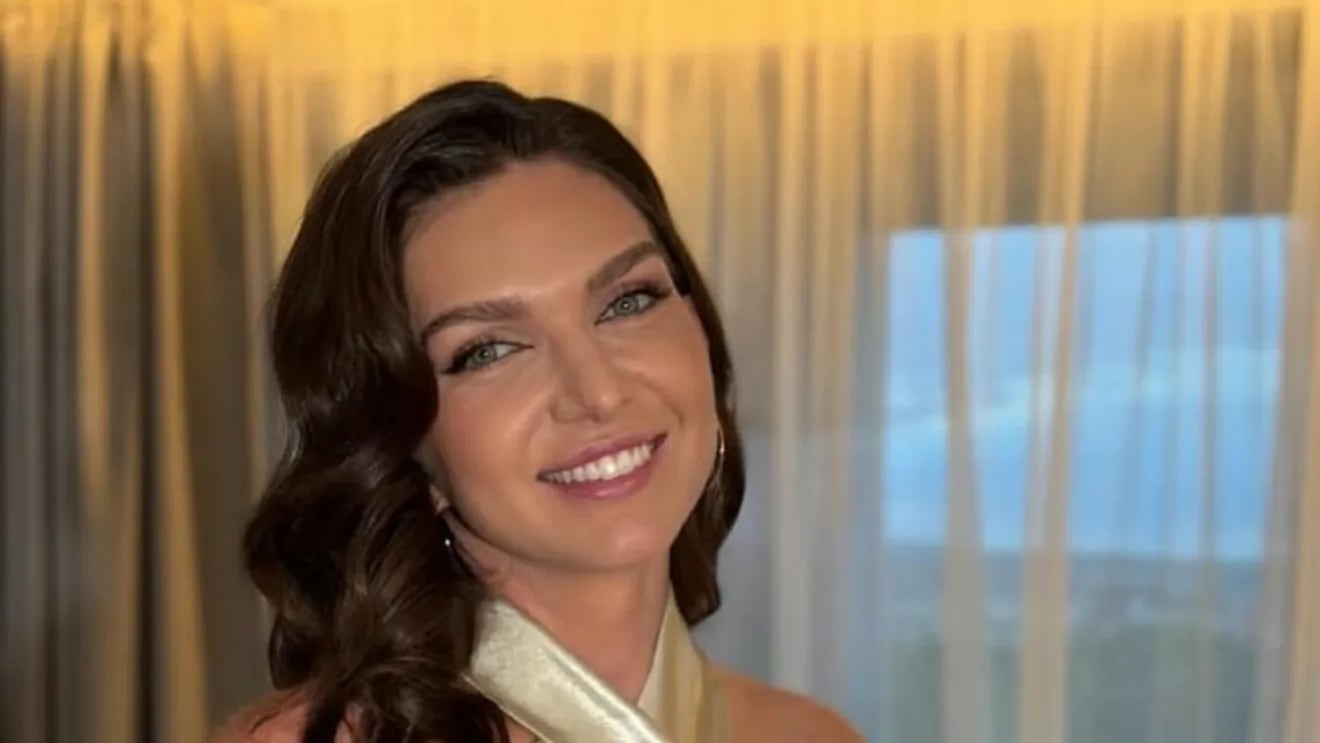 Simona Halep în timpul unui eveniment academic, înconjurată de studenți