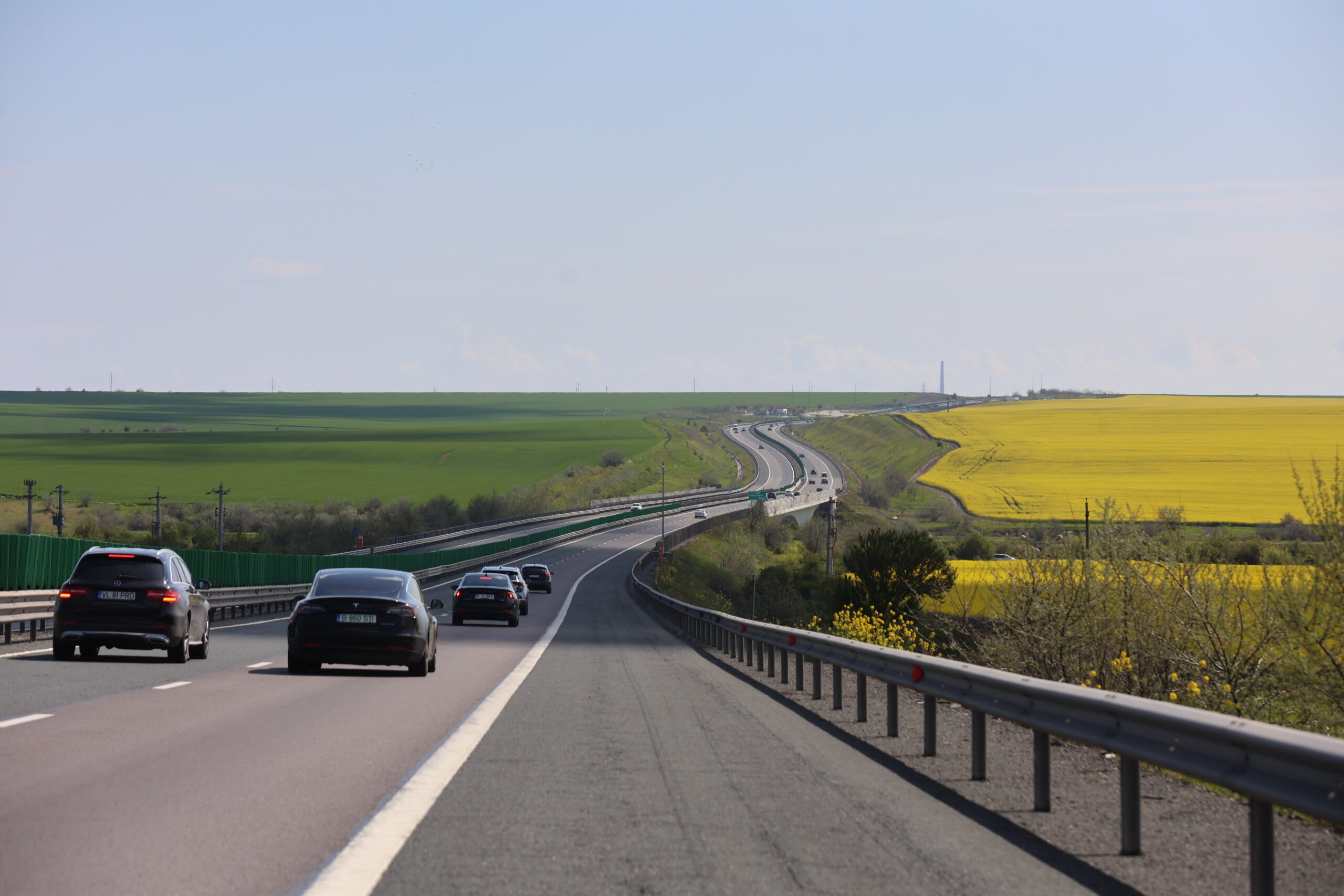 Șofer cu permis suspendat, semn de interdicție, mașină în trafic