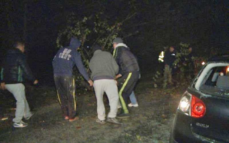 Tânăr agresat în fața unui local din Rozavlea, transportat la spital