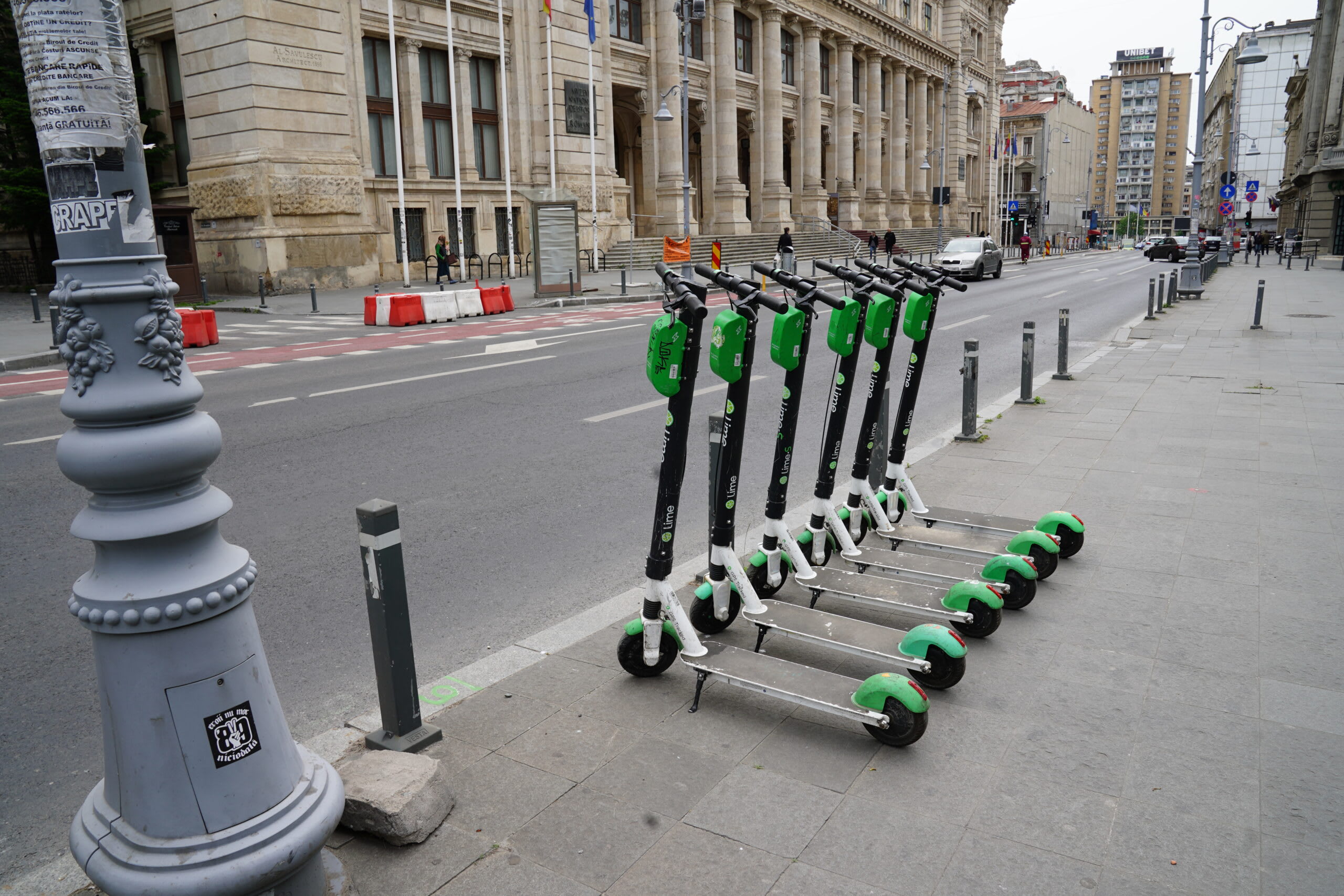 Trotineta electrică circulând pe strada urbană în România