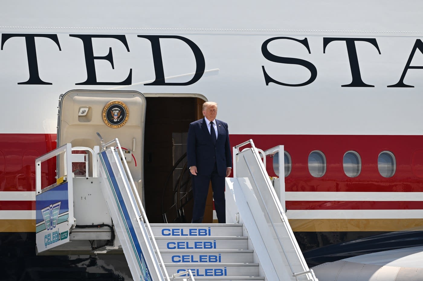 Donald Trump coboară din Air Force One