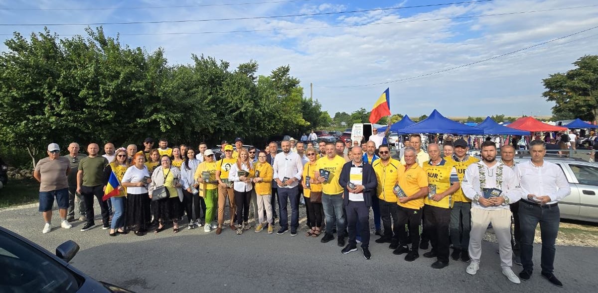 Reprezentanți AUR discutând cu cetățeni la târg