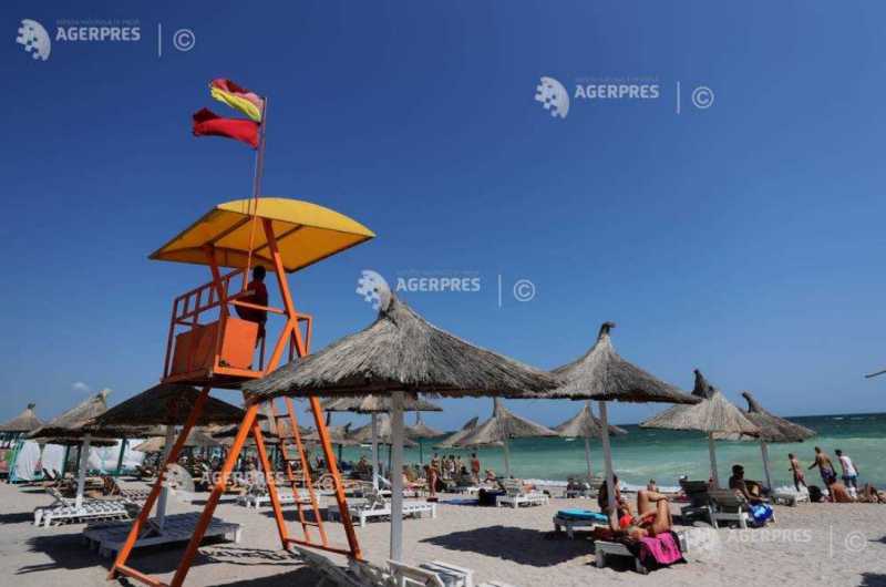 Copil în apă cu echipament de salvare, simbol al prevenirii înecului
