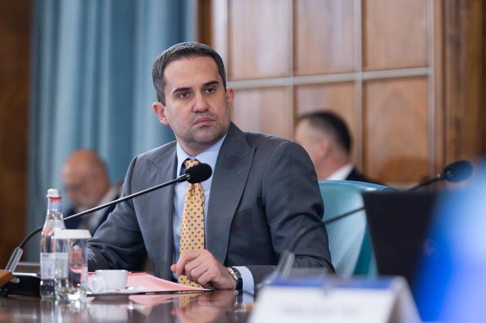 Ciprian Șerban la o conferință de presă