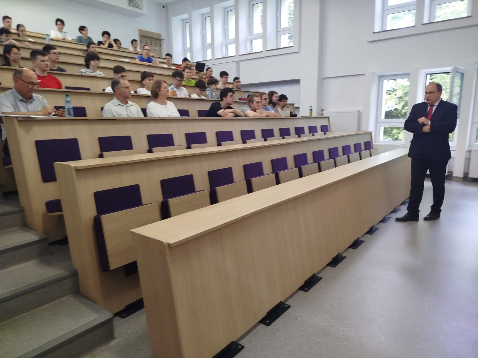 Elevi la pregătirea pentru Olimpiada Internațională de Astronomie