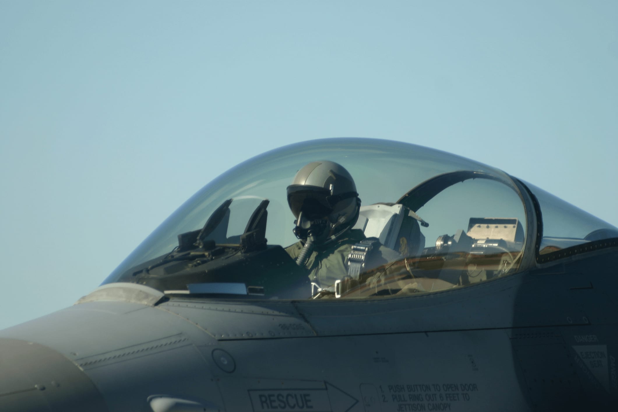 Pilot român în cockpitul unui avion F-16 doborând o dronă