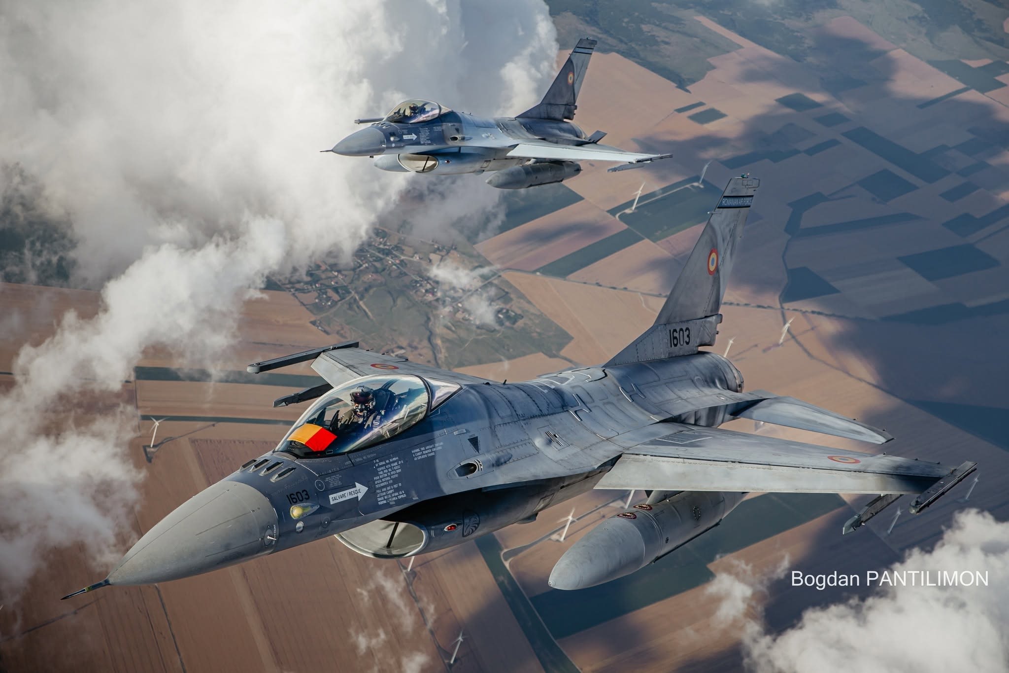 Pilot român la manșa unui avion F-16 doborând o dronă în spațiul aerian al României