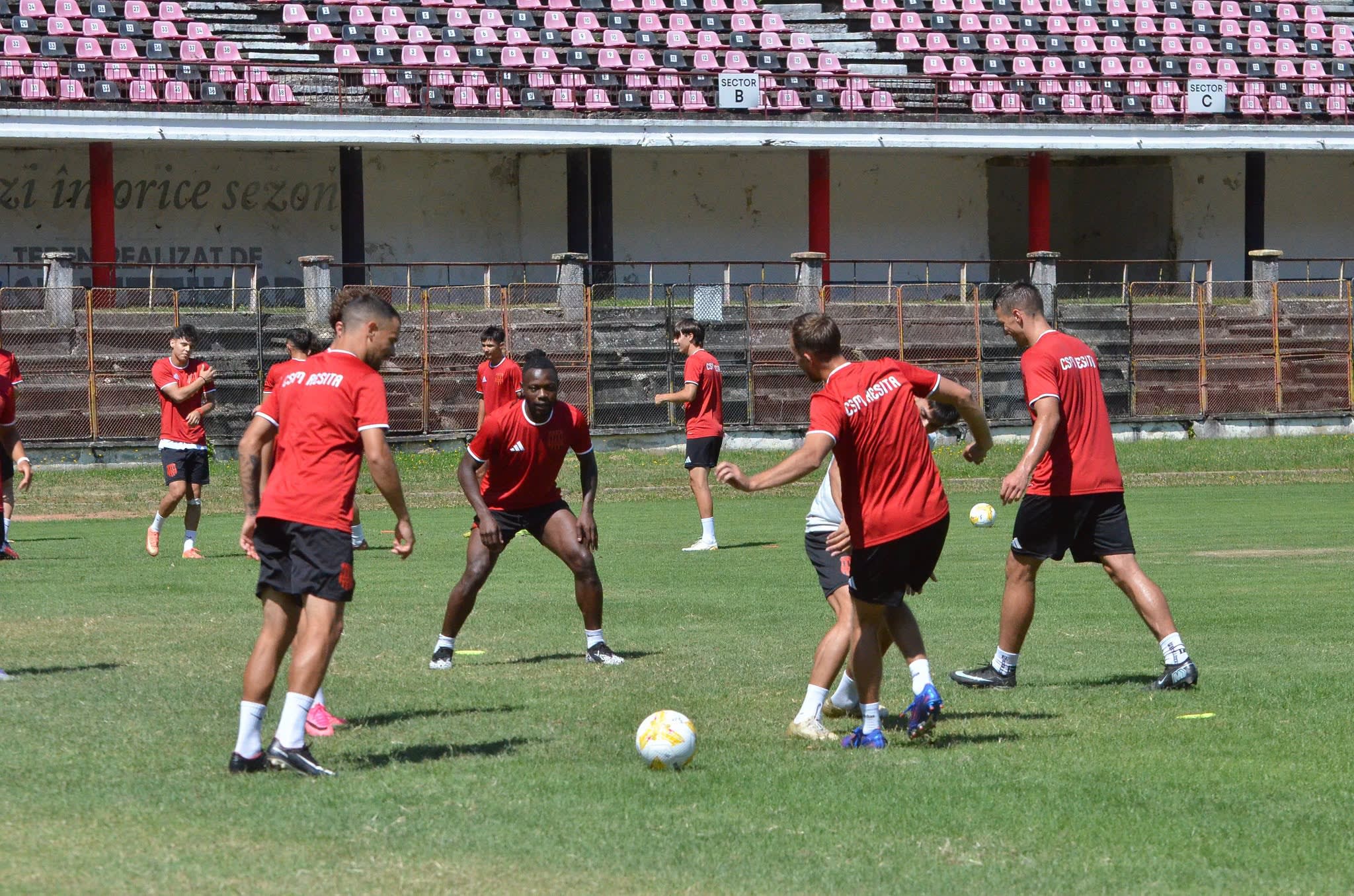Jucători de fotbal în acțiune pe terenul din Valea Domanului