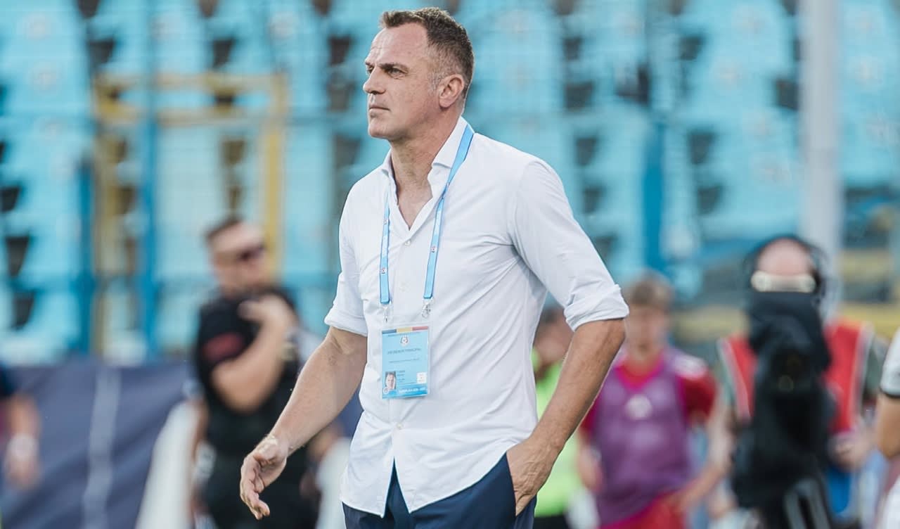 Antrenorul Stjepan Tomas în timpul meciului de fotbal