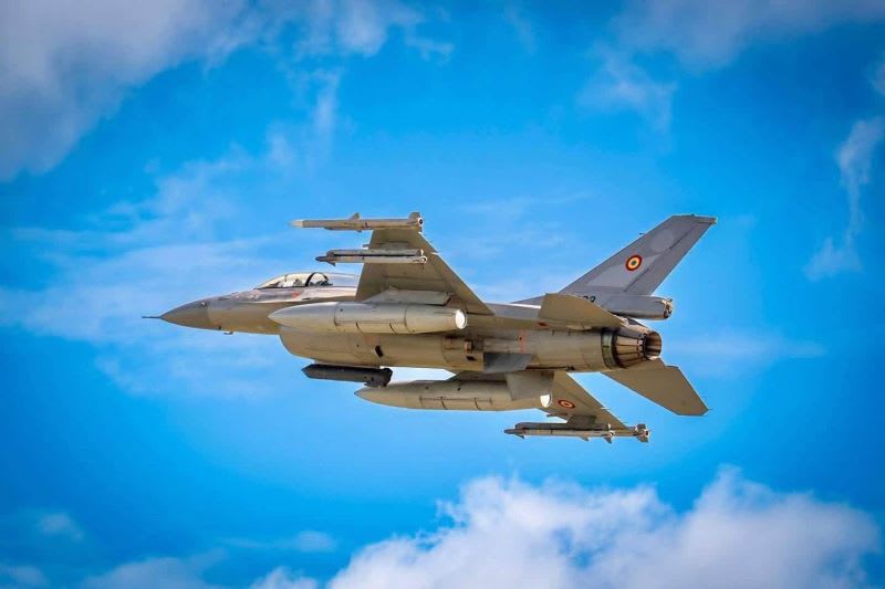 Avioane F-16 doborând o dronă în apropiere de Sfântu Gheorghe Avioane F-16 doborând o dronă în apropiere de Sfântu Gheorghe