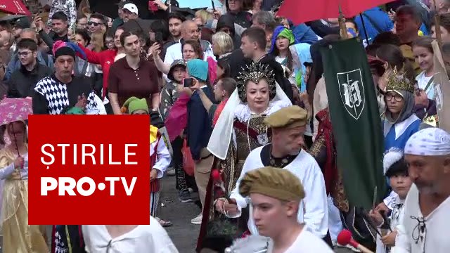 Spectacol medieval în cetatea Sighișoarei, costume și meșteșugari în acțiune