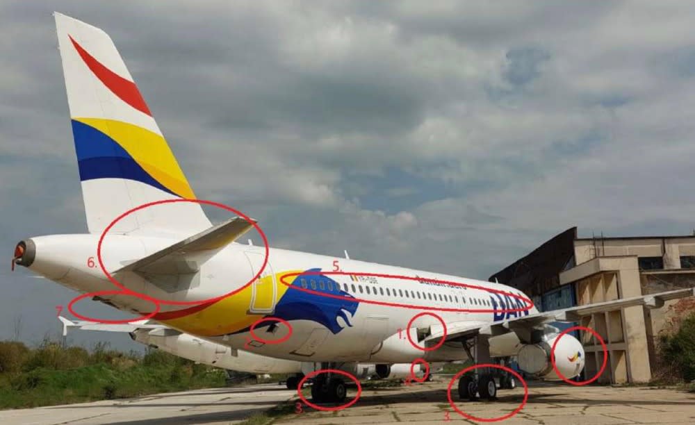 Echipament aeronautic și tehnicieni în hangar românesc