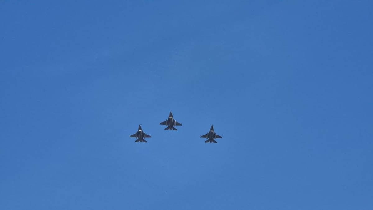 Avion F-16 interceptând și doborând drona în spațiul aerian românesc