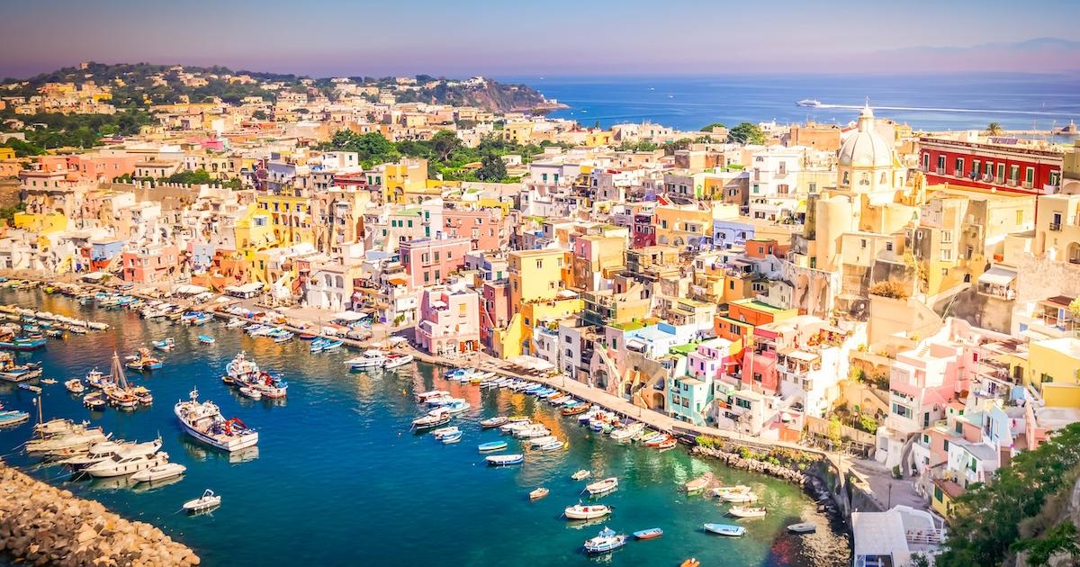 Insula Ischia cu peisaje naturale și izvoare termale