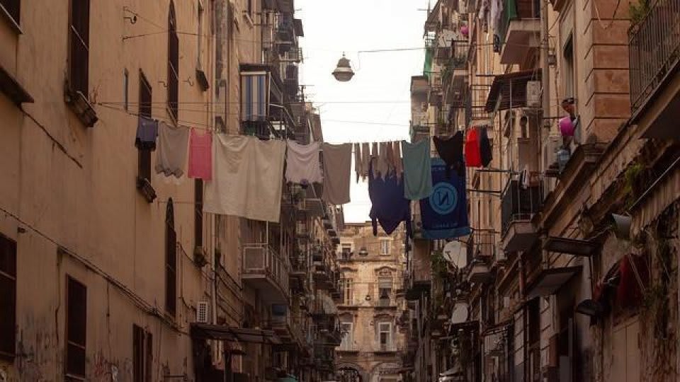 Seismograf înregistrând activitatea seismică în Italia