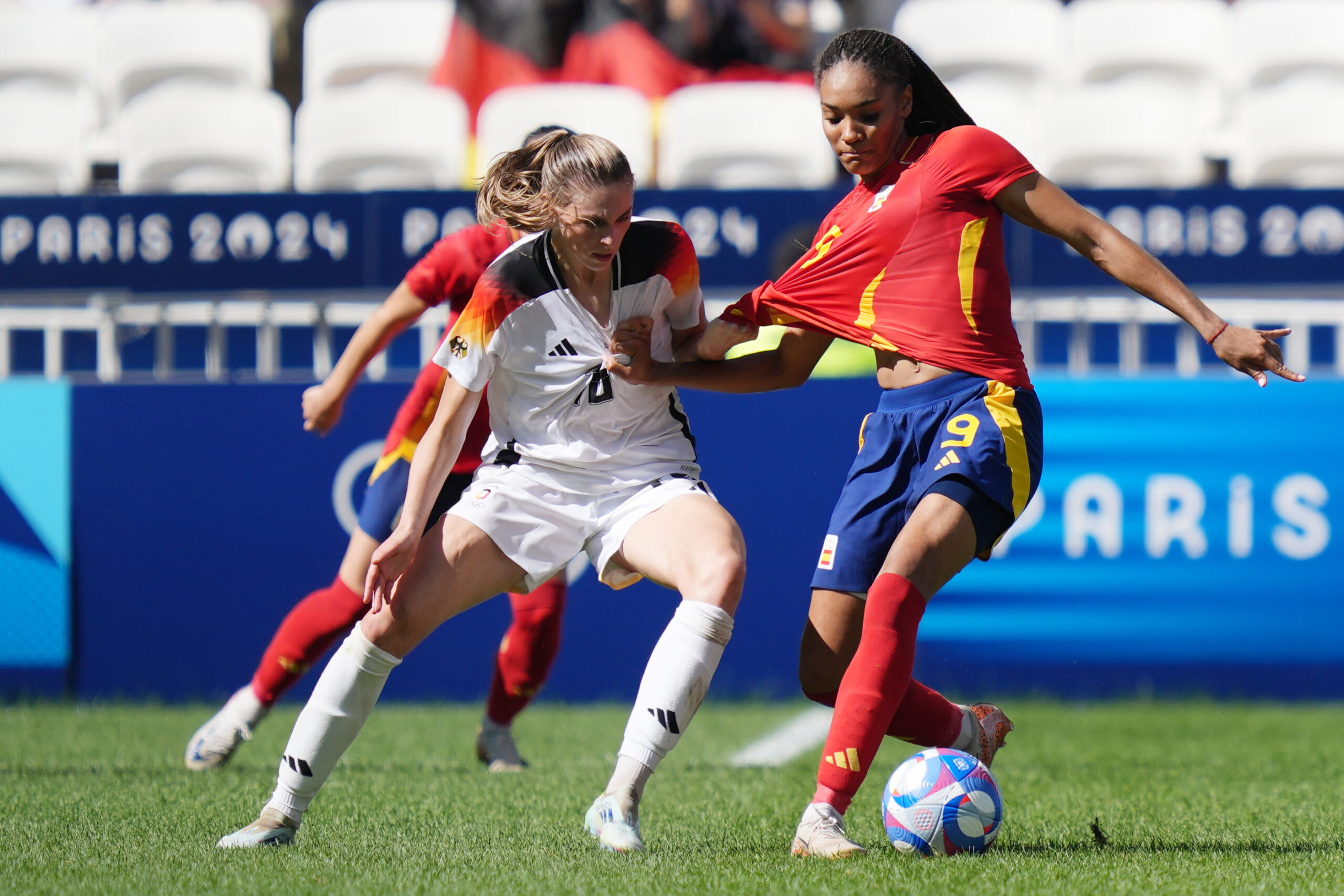 Salma Paralluelo în tricoul echipei FC Barcelona, celebrând victoria