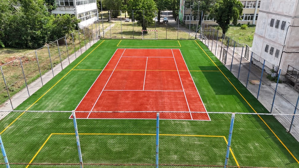 Elevi în curte școlară modernizată, activitate sportivă