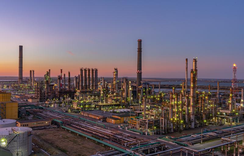 Rafinărie Petromidia și camioane de carburanți în România