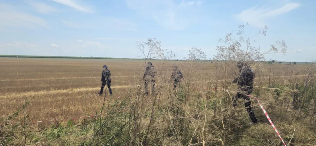 Fragmente drone Shahed și echipamente militare în teren