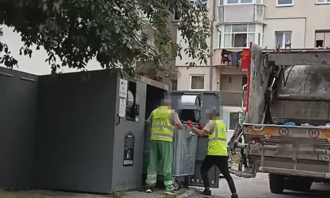 Camion de salubritate în acțiune în Alba Iulia