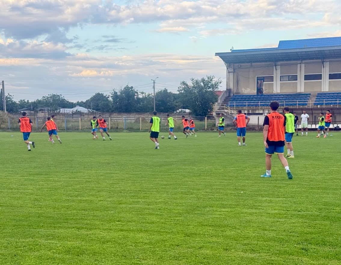 Fotbal echipă locală Râmnicu Sărat în acțiune