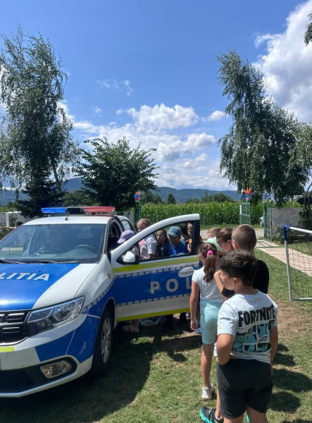 Polițiști educând copii despre bullying