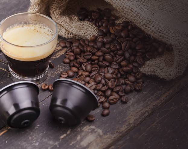 Aparat de cafea boabe în bucătărie