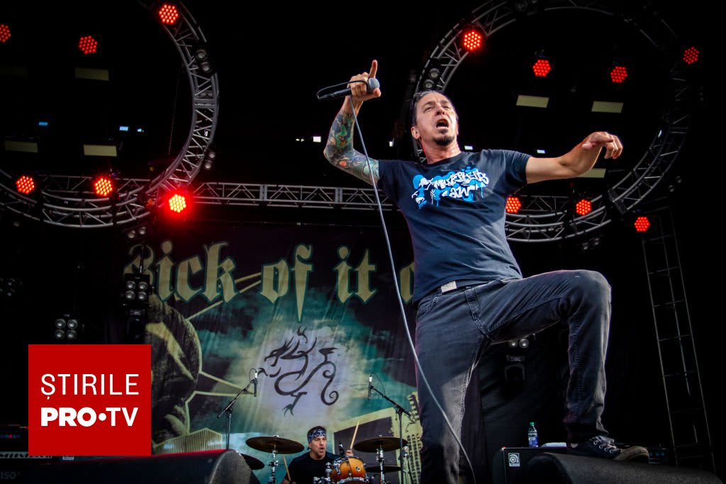Lou Koller, solistul trupei Sick of It All, în concert