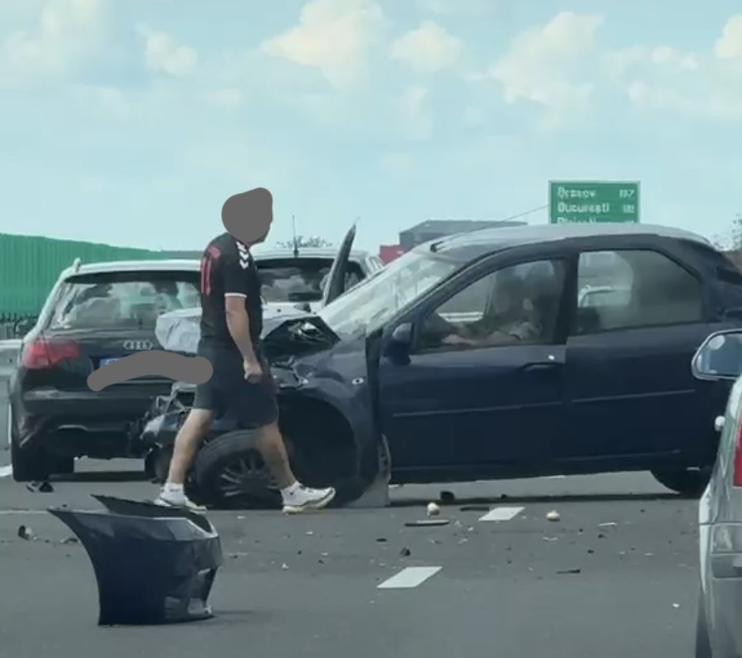 Autoturism lovit de glisiera mediană pe autostrada A7 în Buzău