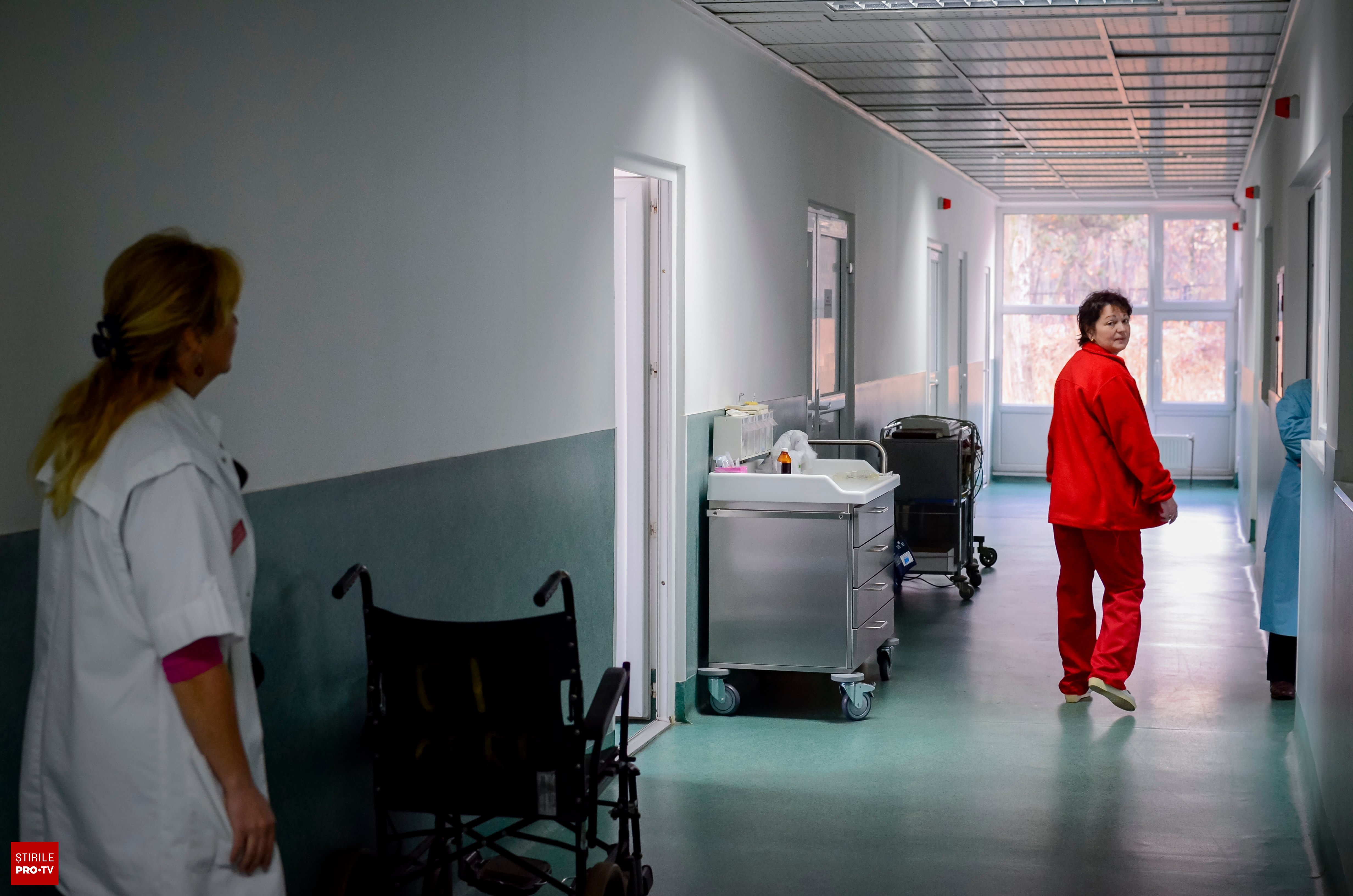 Angajați din sistemul sanitar discutând în spital