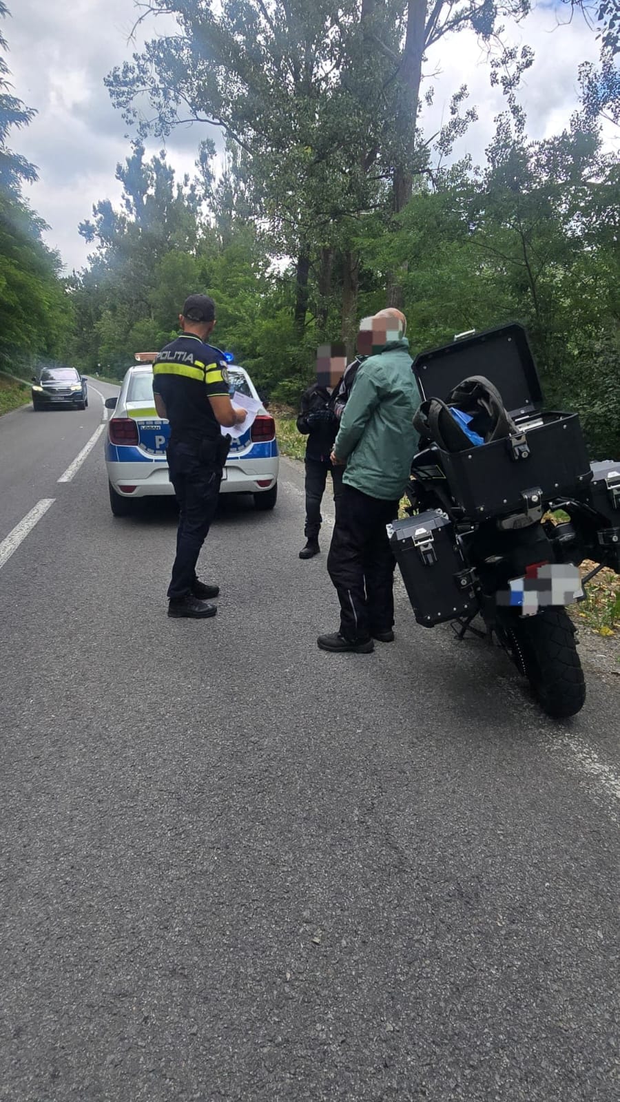 Polițiști verificând autovehicule la trecerea la nivel cu calea ferată în Sălaj