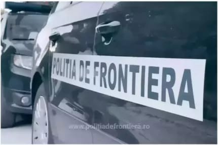 Polițiști de frontieră verificând autocare cu produse suspecte în Giurgiu