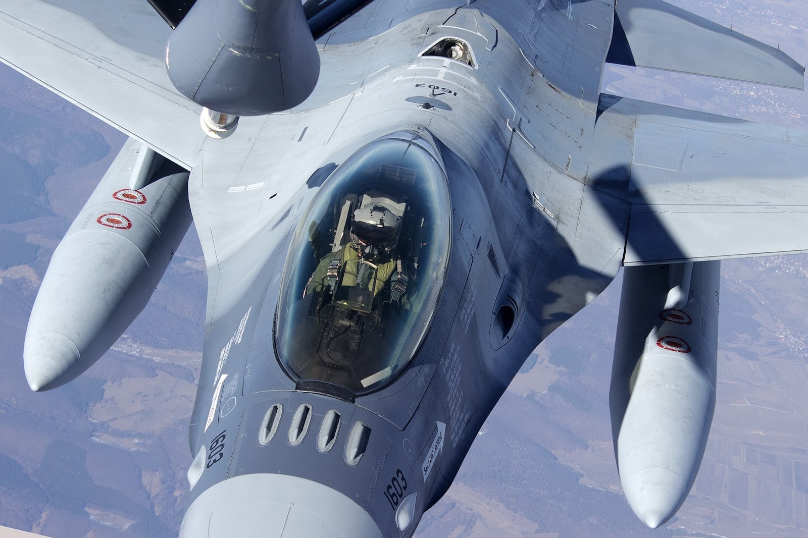 Pilot român de F-16 doborând o dronă în Delta Dunării