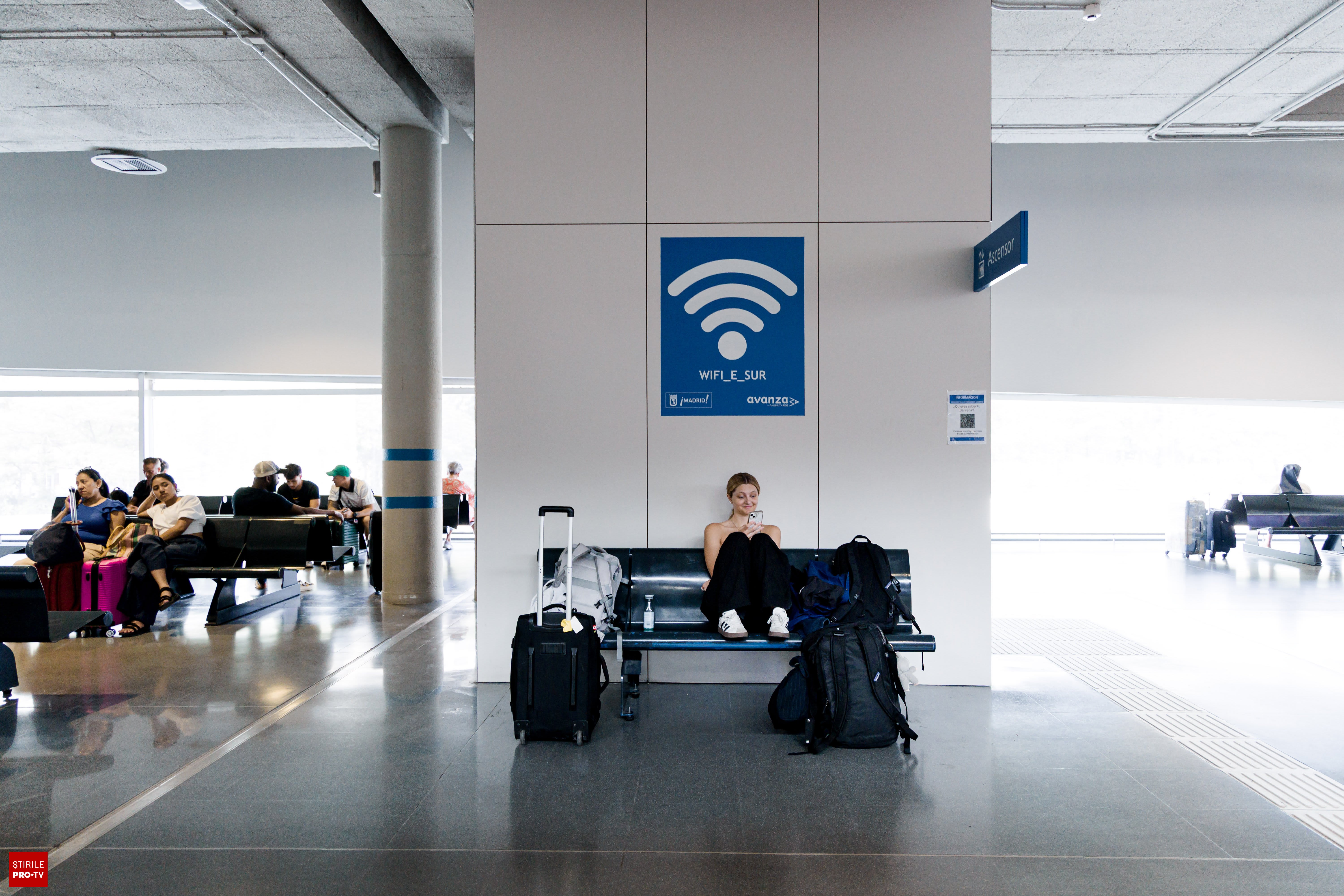 Specialist în securitate cibernetică verificând rețea Wi-Fi publică