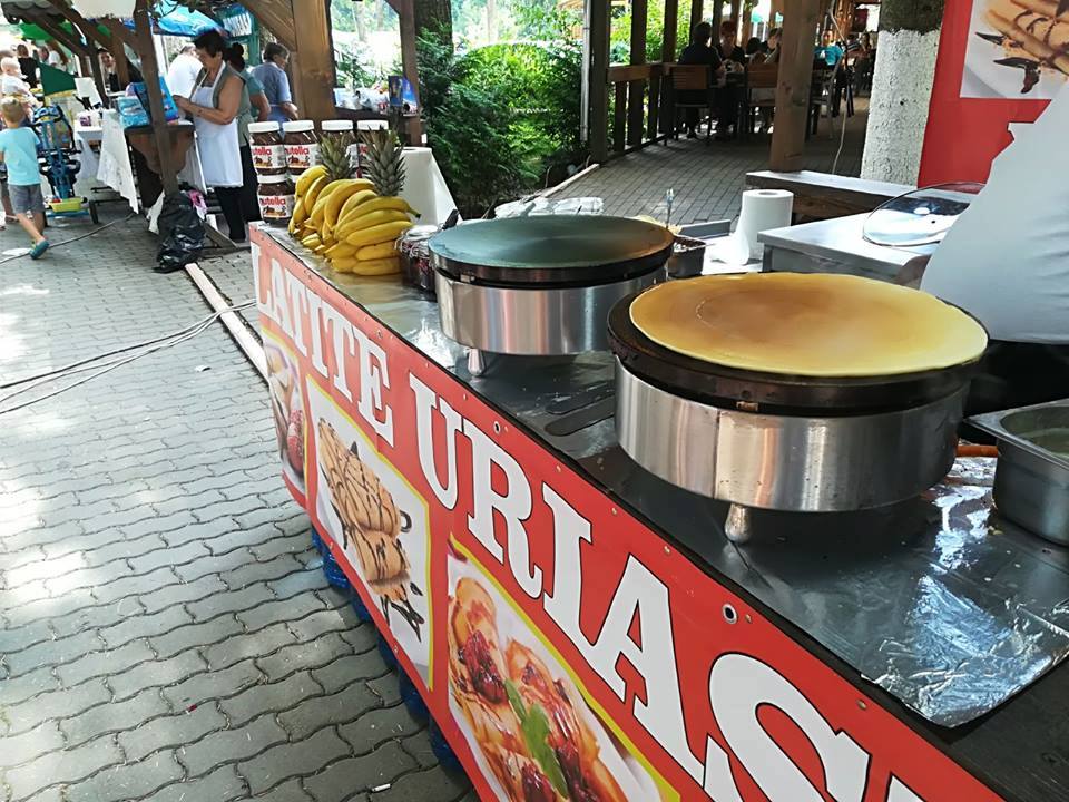 Tineri și turiști savurând clătite tradiționale la festivalul din Moneasa