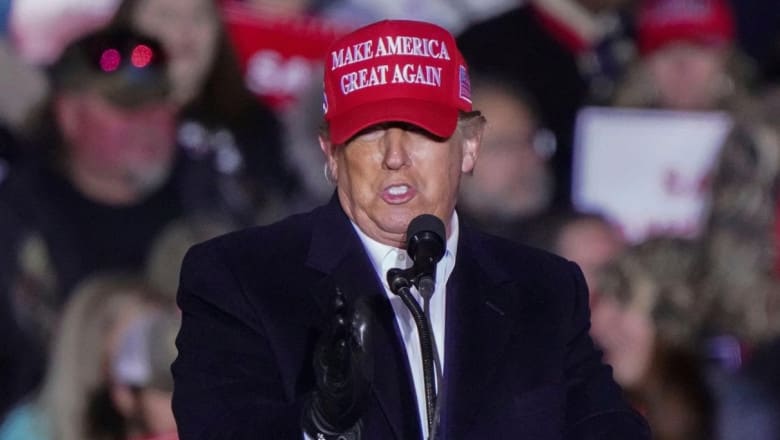 Donald Trump purtând șapcă roșie inscripționată cu Trump 2028 în discursul de la Casa Albă
