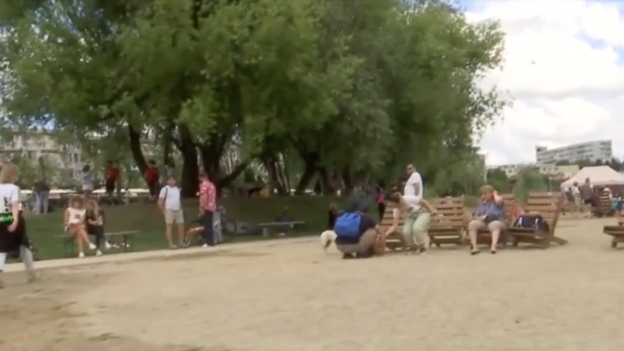 Plajă urbană pe malul Someșului, oameni relaxându-se la soare