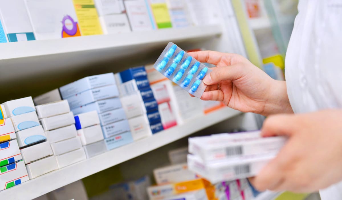 Copil în spital cu echipament medical, reprezentare rezistență la antibiotice