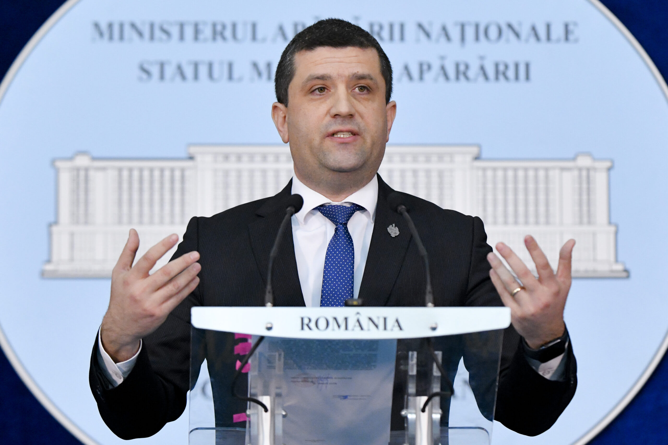 Ofițeri militari români monitorizând spațiul aerian cu echipamente speciale