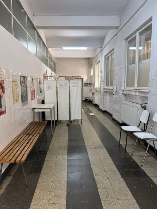 Constructori lucrând la șantierul secției de Oncologie din Brașov