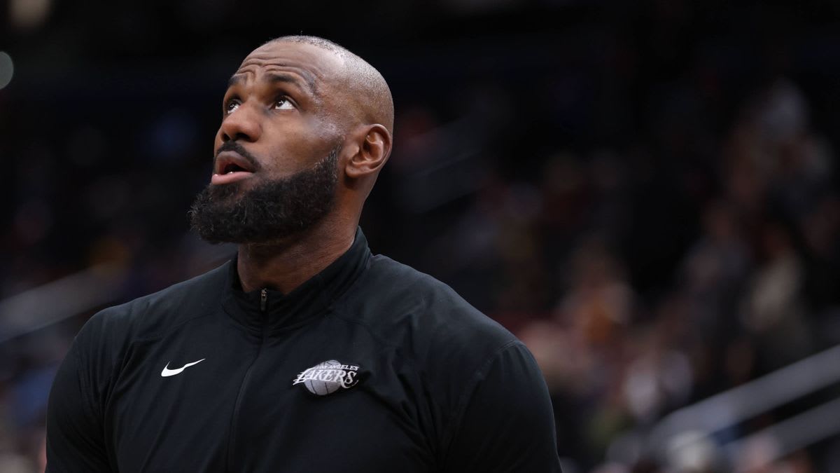 LeBron James în tricoul Philadelphia 76ers pe terenul de baschet