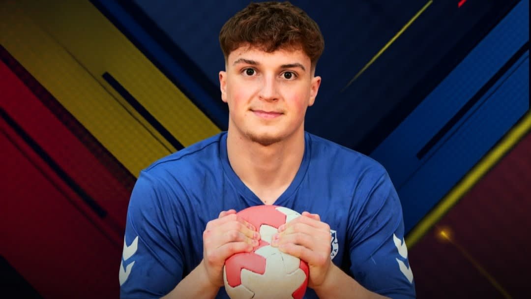 Ianis Chiruț jucând handbal